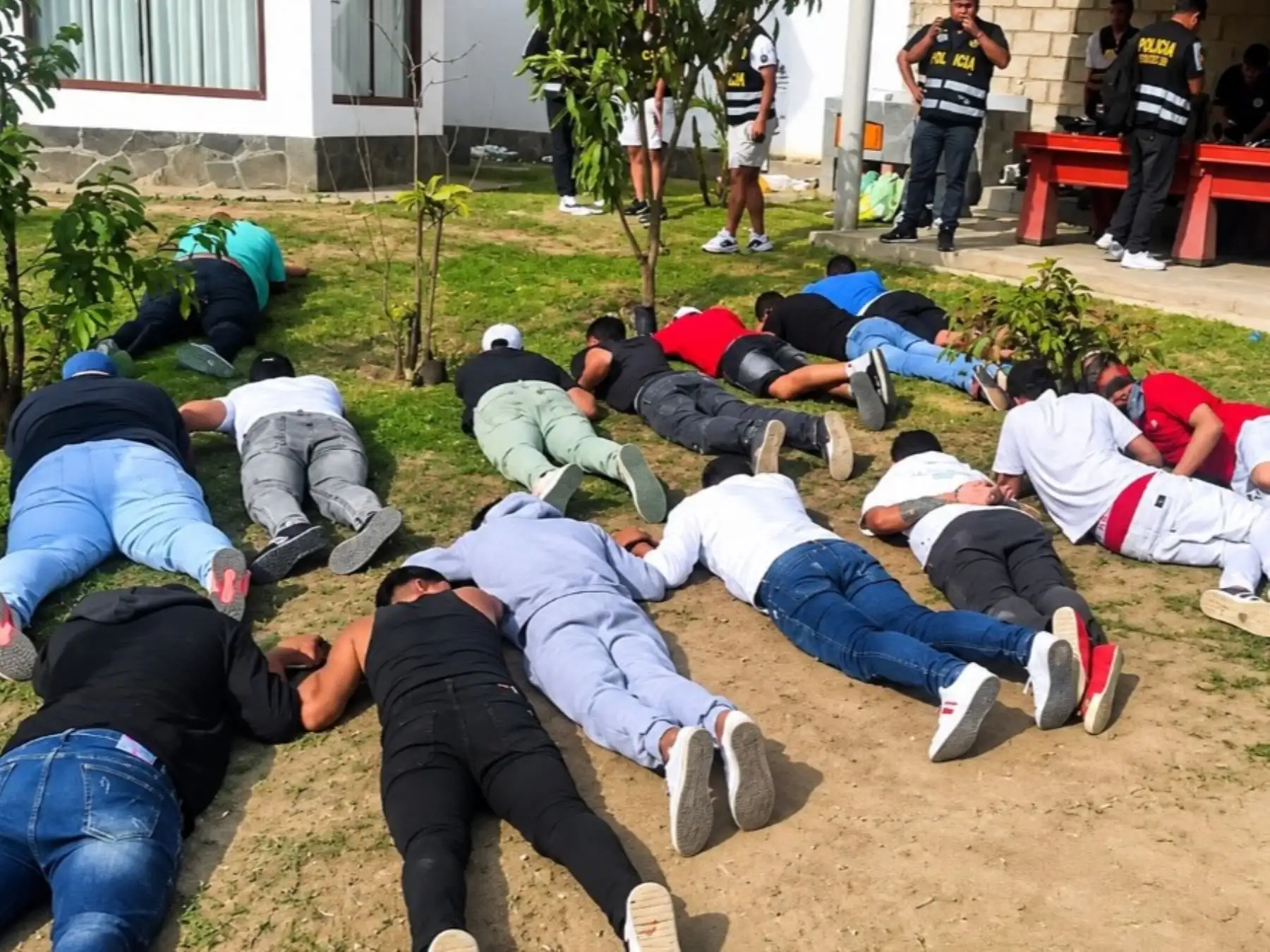 Intervienen a 30 extranjeros y les incautan armas, vehículos y droga