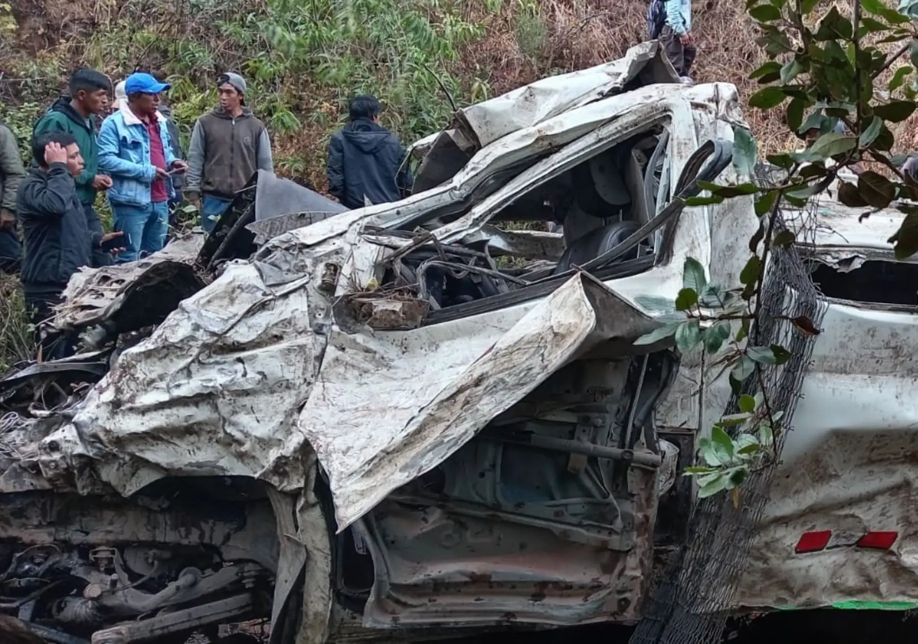 Accidente en Ayacucho: cuatro fallecidos deja la caída de combi a un abismo de 500 metros