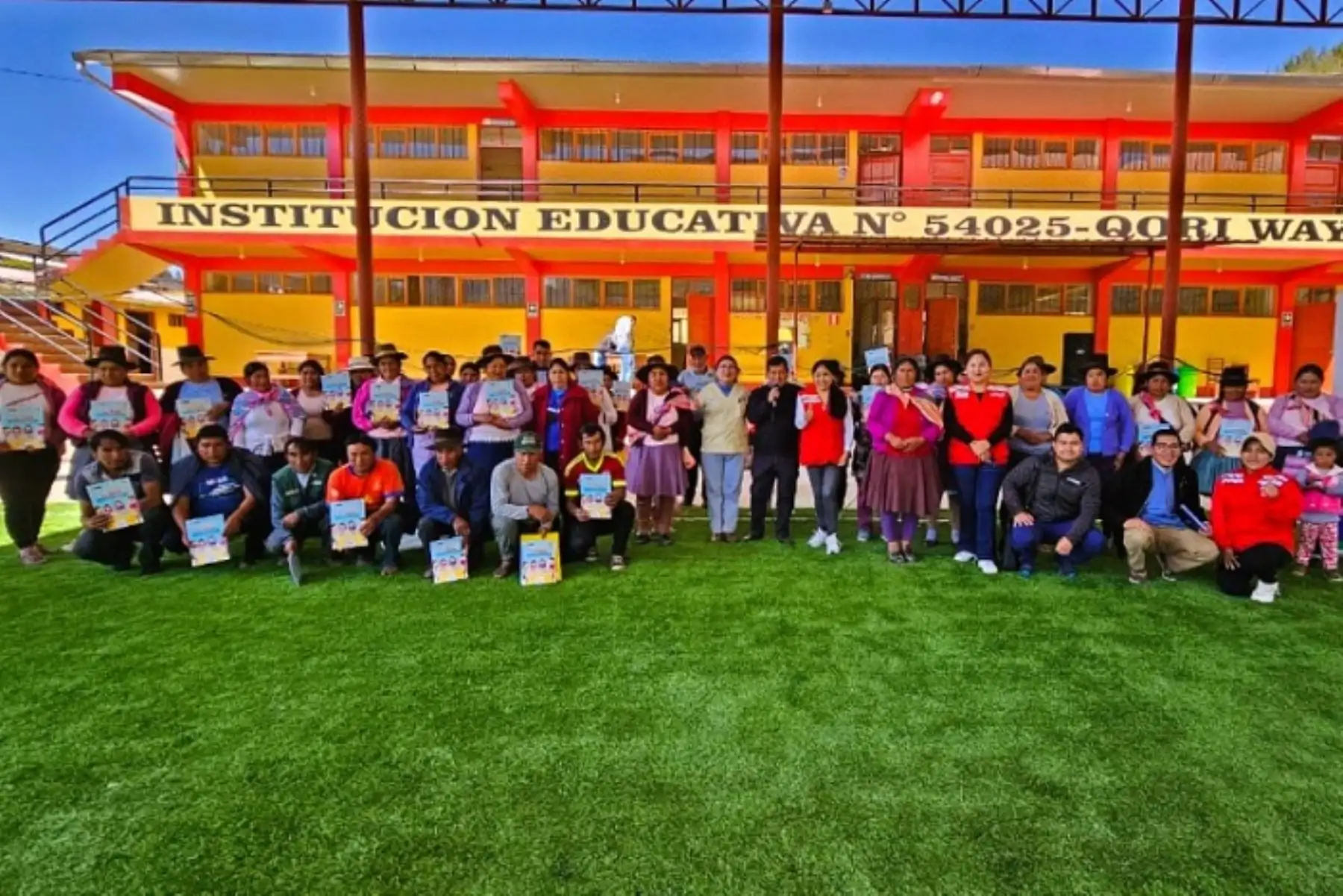 Orientan en quechua a padres de familia del poblado de Apurímac para prevenir sarampión
