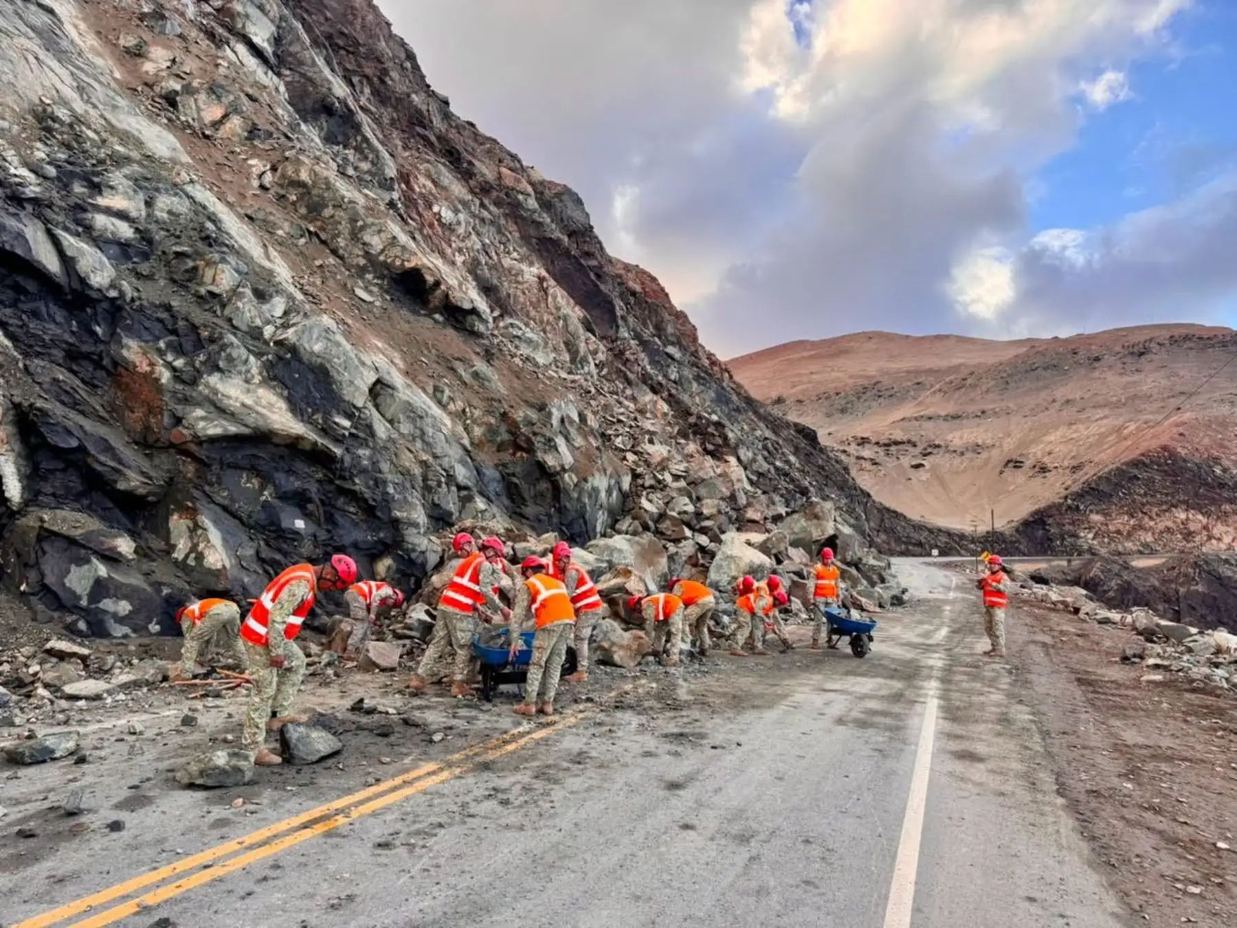Arequipa: Ejército del Perú participa en las labores de limpieza de la Panamericana Sur