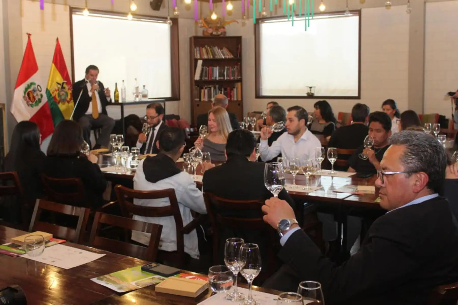 Embajada de Perú en Bolivia promueve el Pisco como protagonista de agenda gastronómica