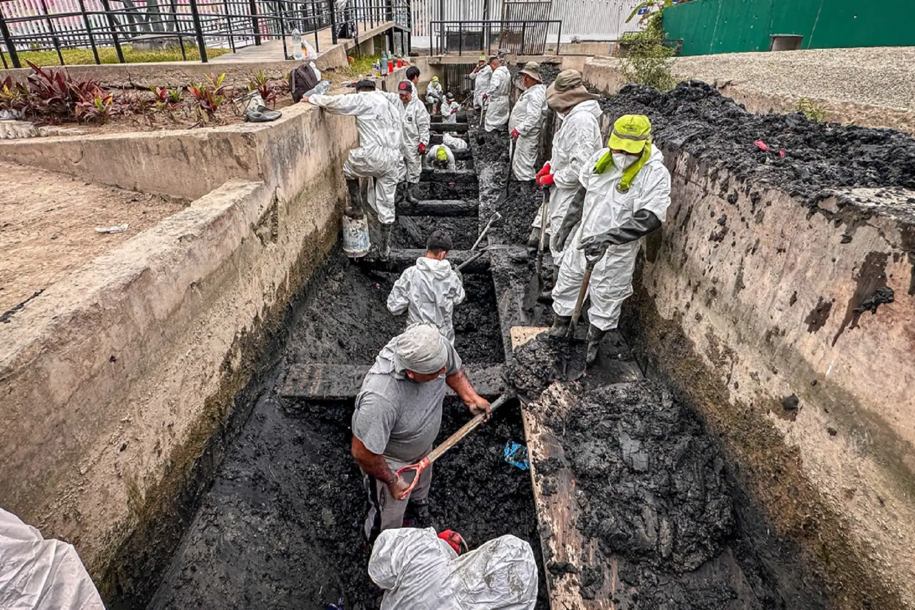 Surco realiza limpieza de canales para prevenir inundaciones ante temporada de lluvias