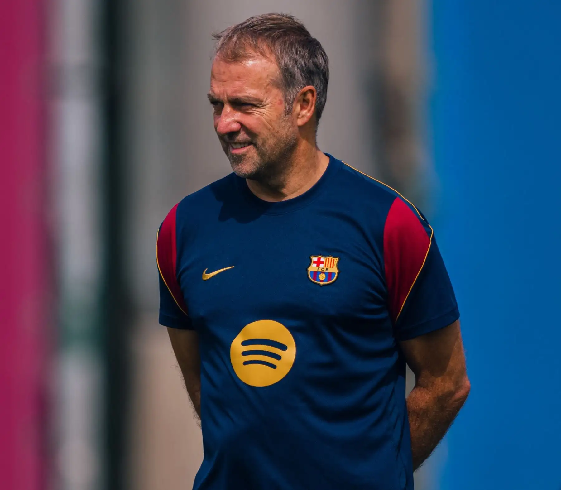Flick insinúa que el Barcelona podría seguir sin delantero si no llega Julián Álvarez