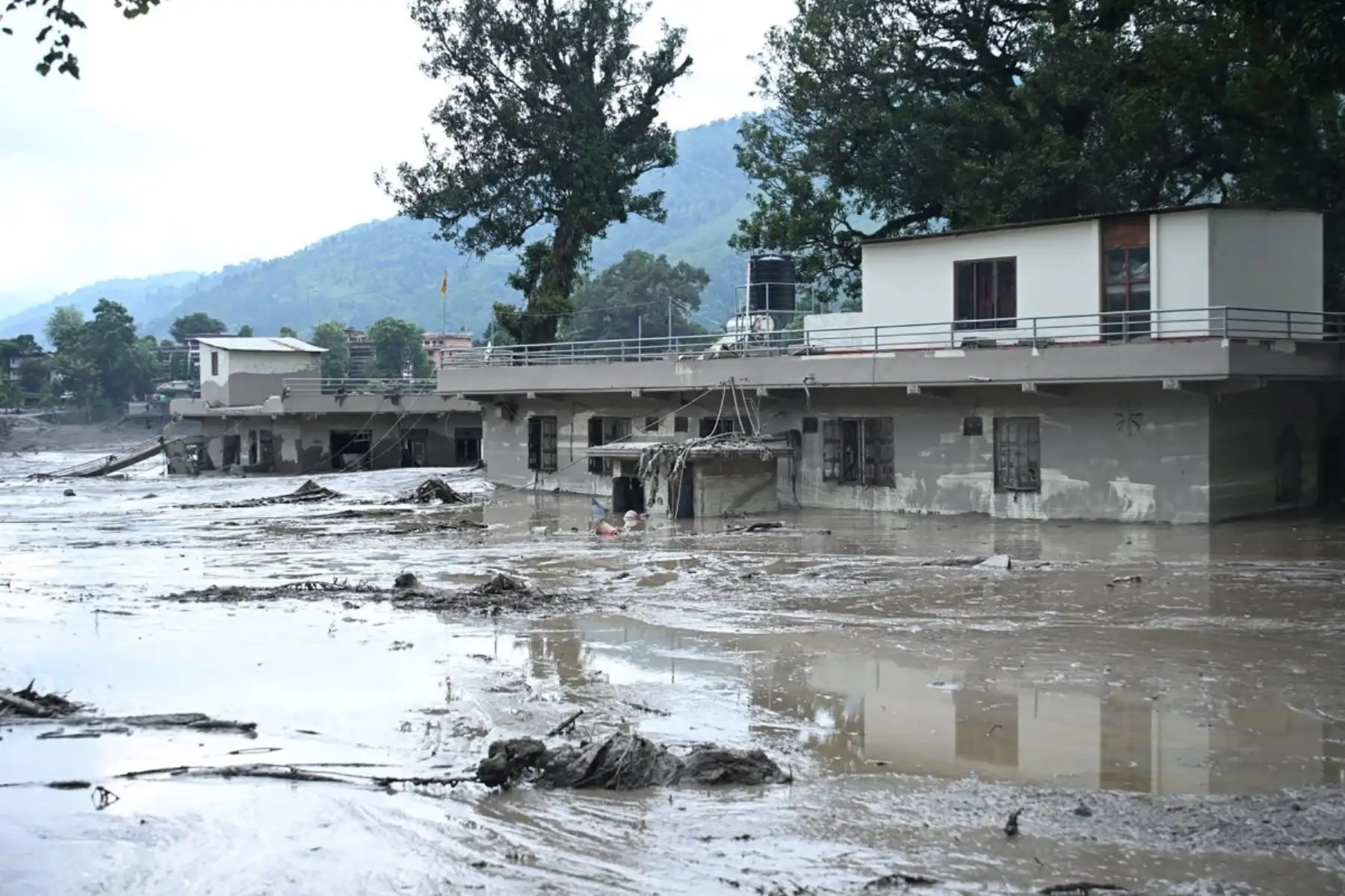 Perú se solidariza con China y Nepal tras fuertes inundaciones y deslizamientos