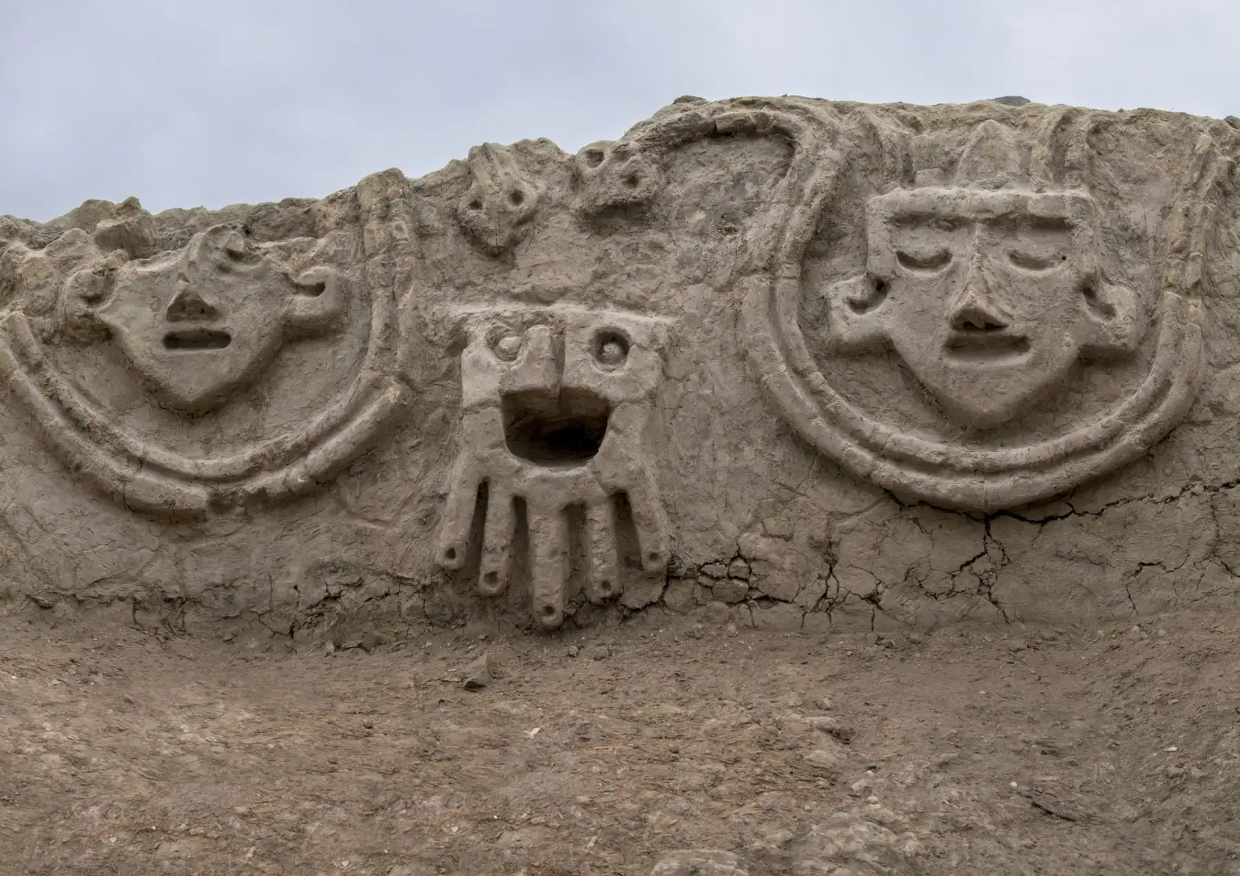 Hallazgo de esculturas en Vichama de 3800 años revela el simbolismo de la serpiente