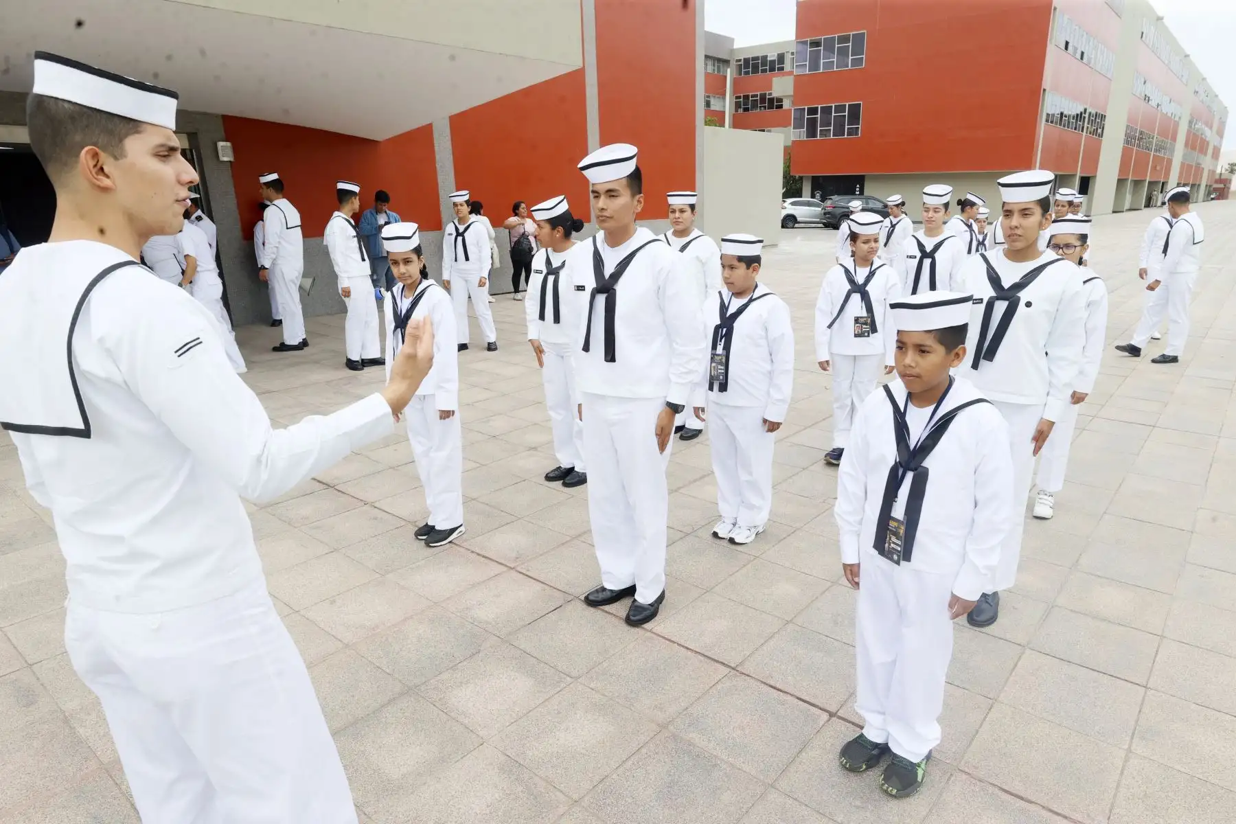 Un día en la Naval: niños conocen la disciplina detrás de la vida de cadetes [video]