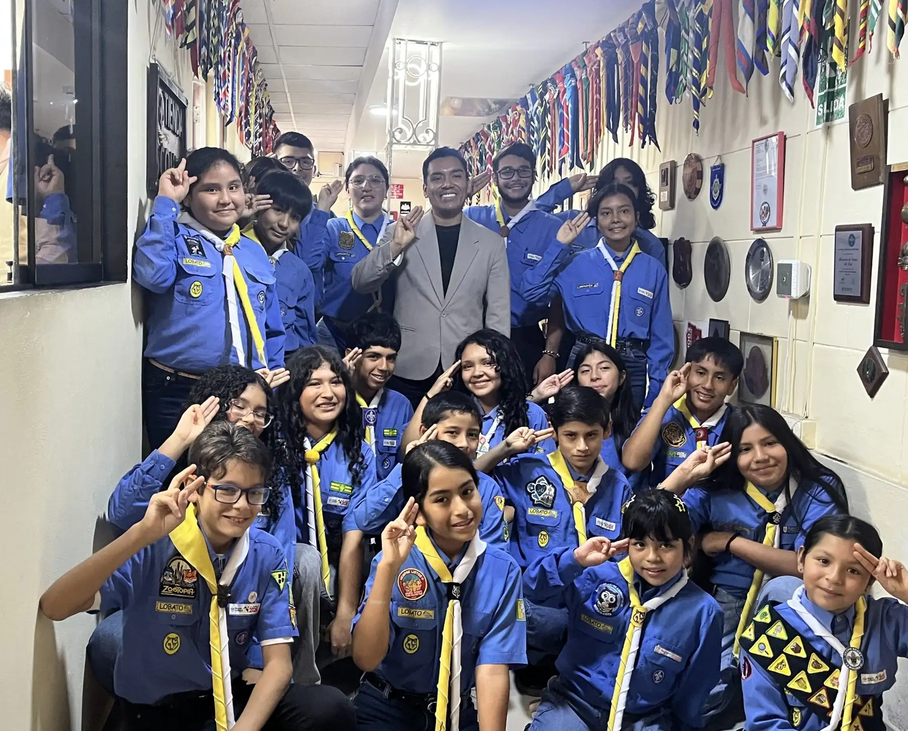 Donnie Yaipén protagoniza flashmobe con scouts de «La cumbia del Papa»