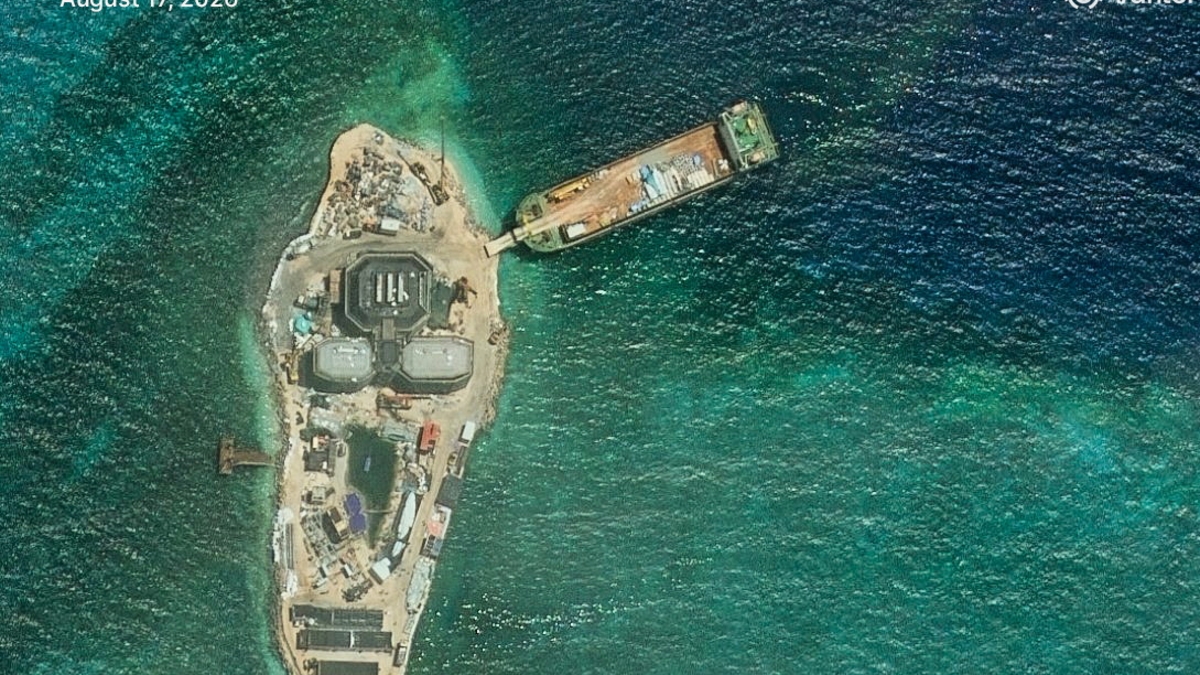 China acelera la ocupación del mar Meridional: fotos satelitales revelan nuevas instalaciones en un islote artificial