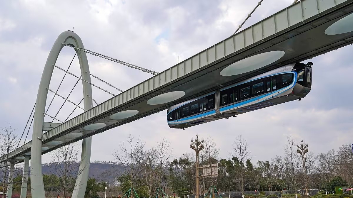El tren que parece viajar «boca abajo»: Así funciona el monorriel más innovador en China