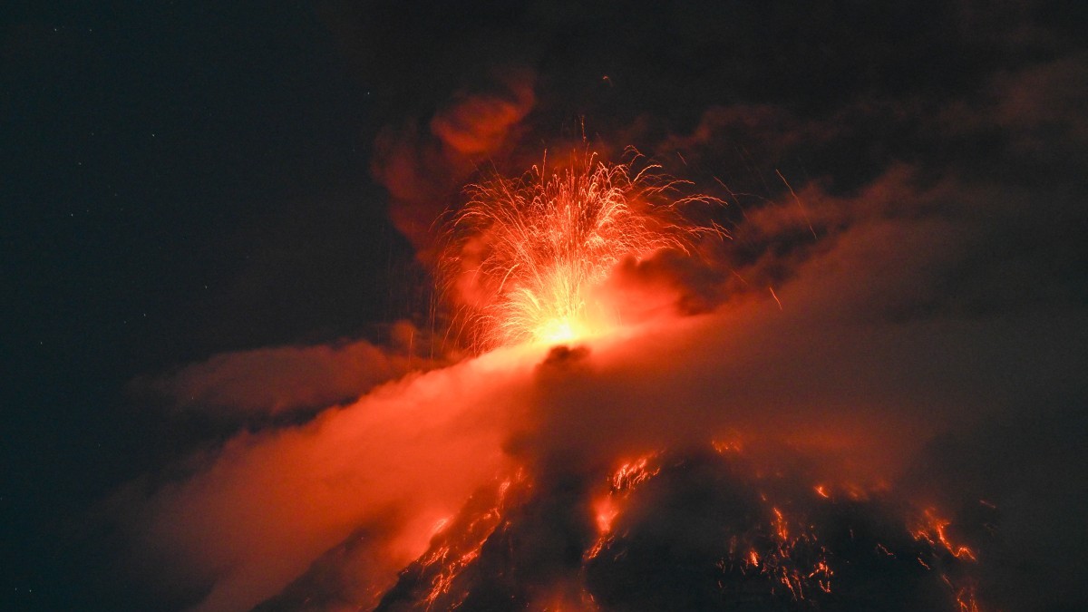 Autoridades de Guatemala declaran alerta por fuerte erupción del volcán de Fuego y ordenan evacuaciones