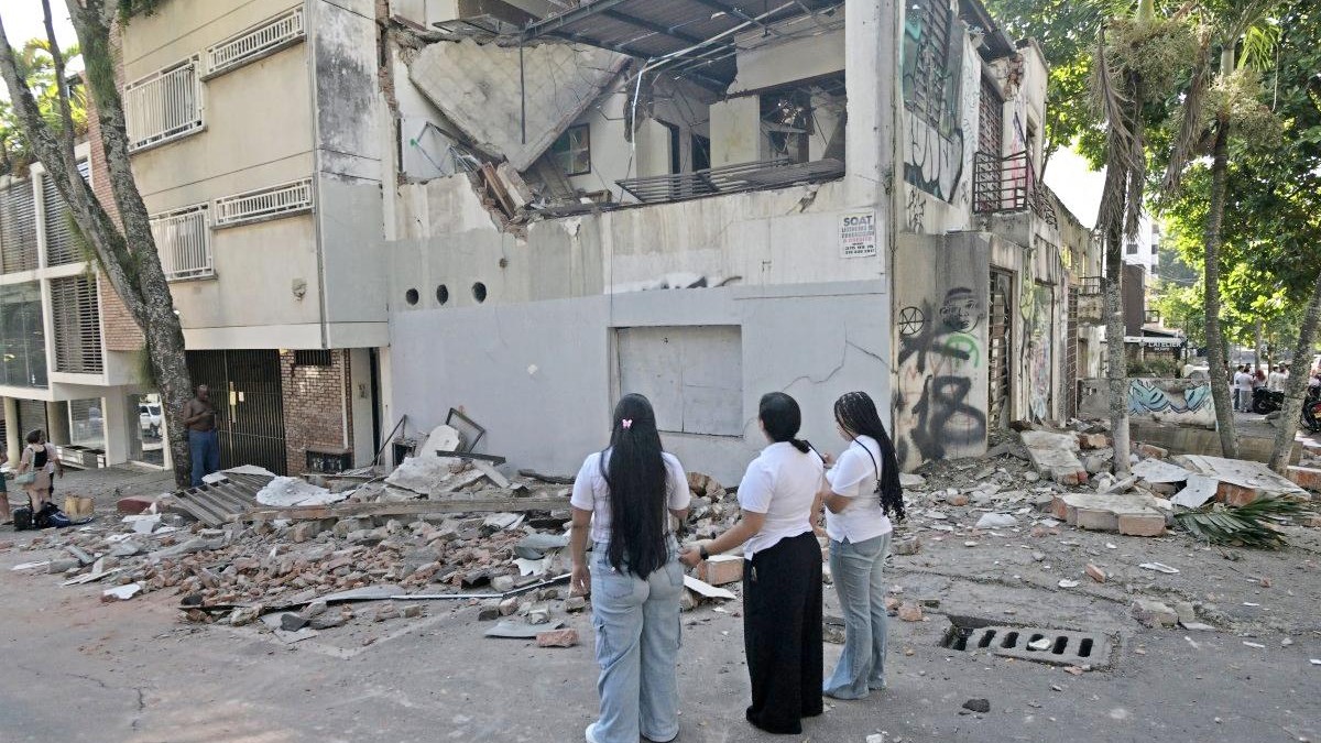 Fuerte terremoto magnitud 7,4 sacude a Colombia: Reportan heridos y daños graves en edificaciones