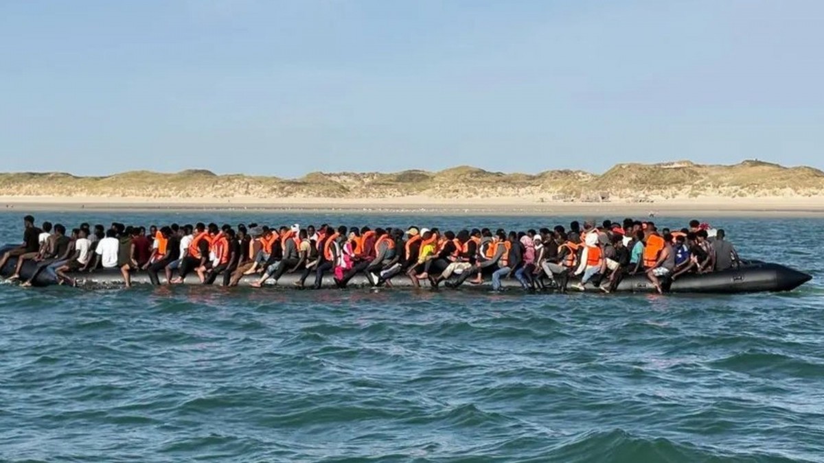 Récord de 230 migrantes intentan llegar al Reino Unido en una sola embarcación