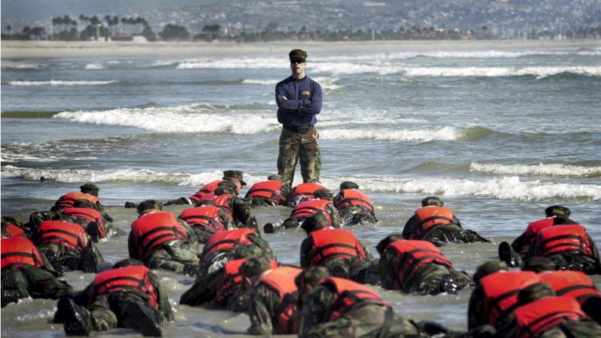Hell Week de los Navy SEALs: cinco días y medio con solo cuatro horas de sueño autorizadas y más de 300 km de carrera en arena