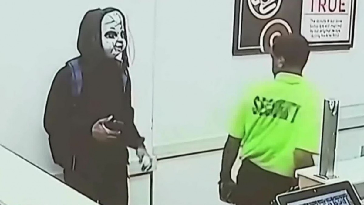 Joven es buscado tras perseguir y amenazar a peatones usando una máscara de Chucky en EEUU