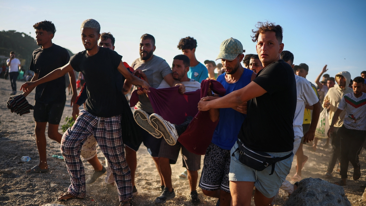 Última hora de la crisis migratoria de Ceuta y el cruce masivo de la frontera, en directo: la Audiencia Nacional pide un informe policial para saber si responde a una “acción dirigida” por algún “grupo criminal”