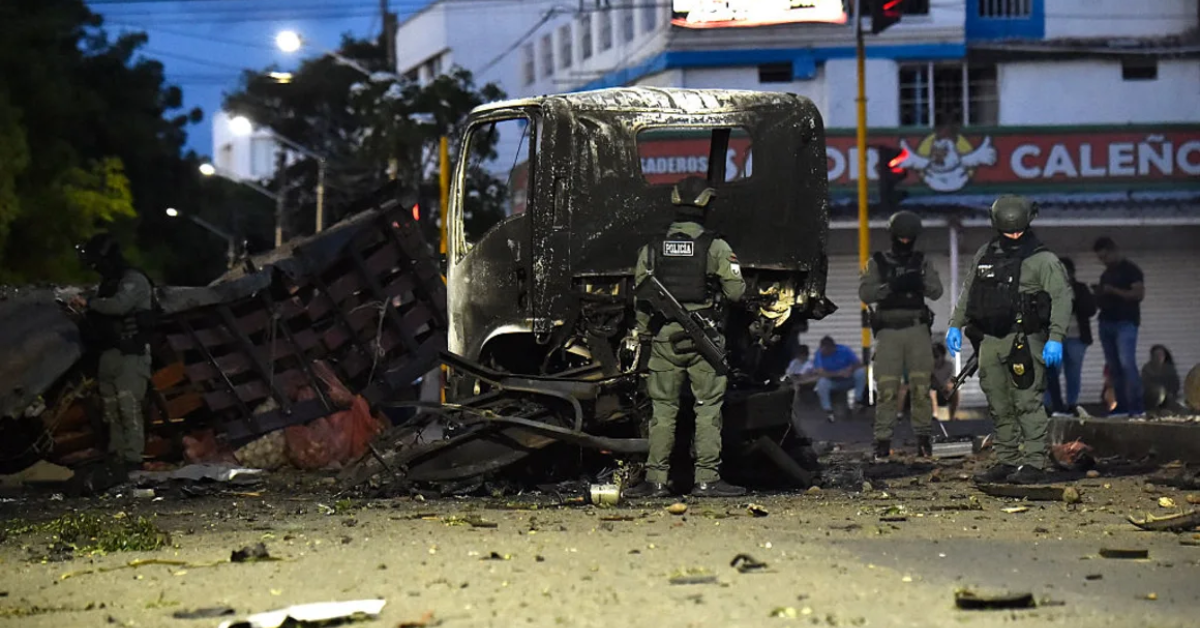 ¡Alarmante! Atentado con camión bomba deja 11 heridos en Colombia a días del cambio presidencial