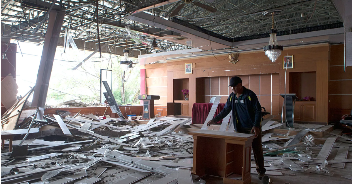 Terremoto de magnitud 7.7 en Indonesia deja más de medio centenar de muertos y miles de damnificados