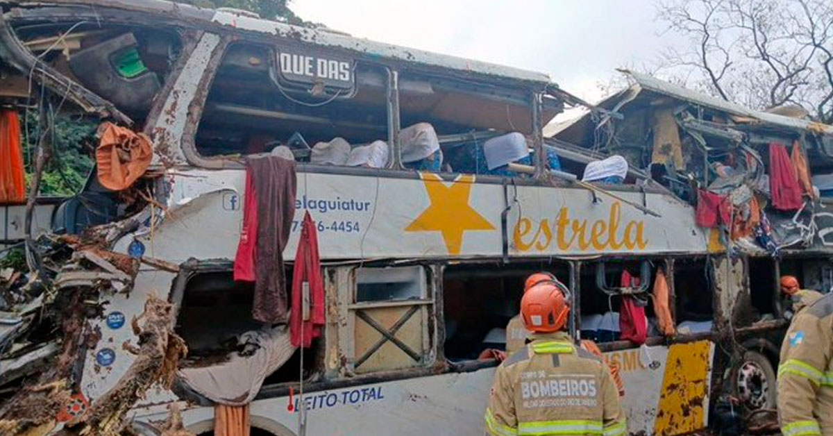 Volcadura de autobús deja al menos 10 muertos y más de 20 heridos: accidente bajo investigación