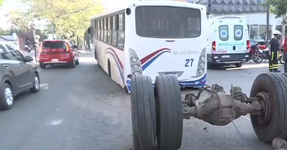 Bus de transporte público pierde las llantas traseras durante viaje con pasajeros a bordo y deja heridos