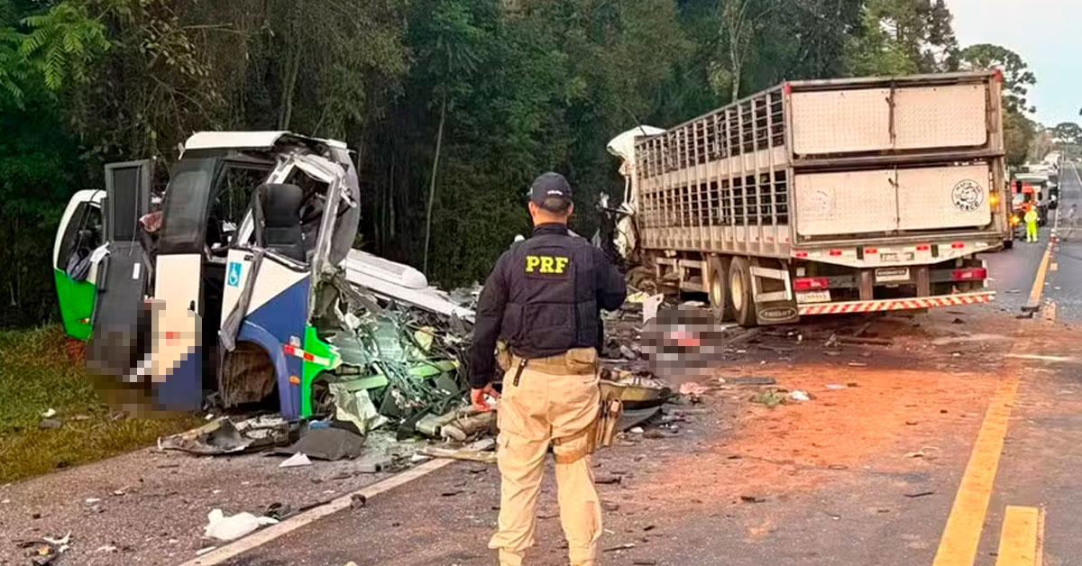 Choque de camión contra un autobús dejó al menos 23 muertos y cinco heridos: accidente bajo investigación