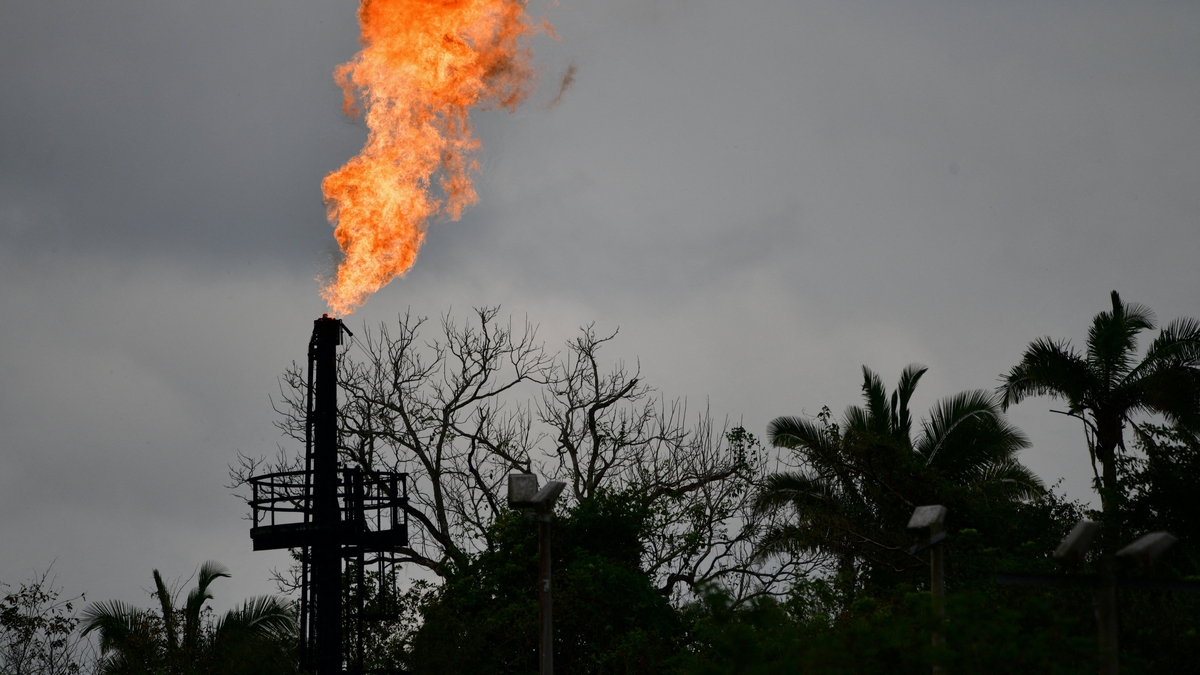El petróleo cae ante las expectativas de un acuerdo entre Irán y Omán para reabrir Ormuz, mientras EEUU intensifica la presión sobre Teherán
