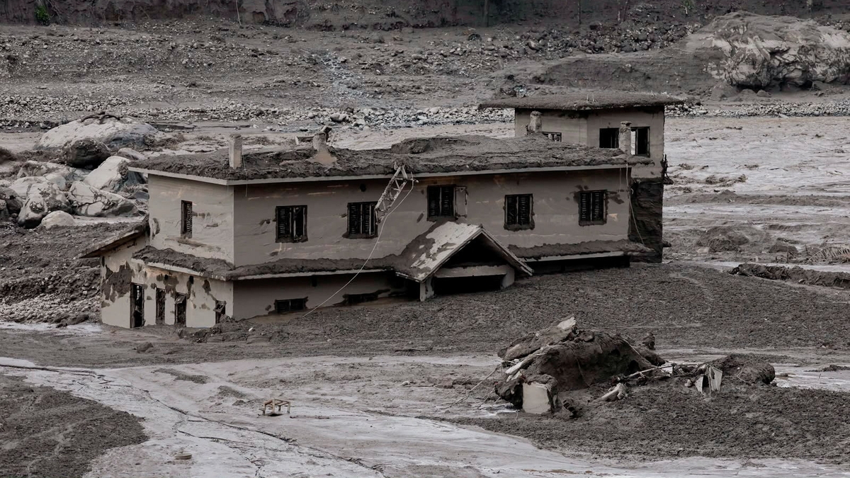Una inundación repentina arrasó pueblos en la frontera de Nepal con China: 95 muertos y 384 turistas desaparecidos