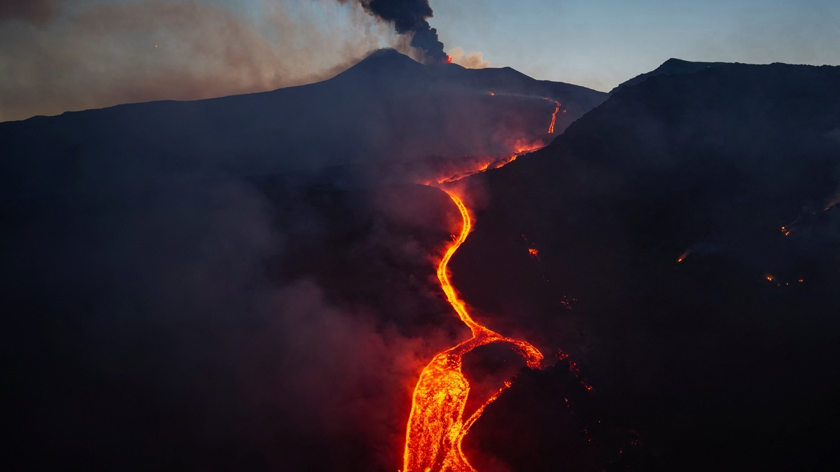 Alerta roja: el volcán Etna cumple una semana en erupción y su nube de cenizas ya llegó hasta Malta y Libia