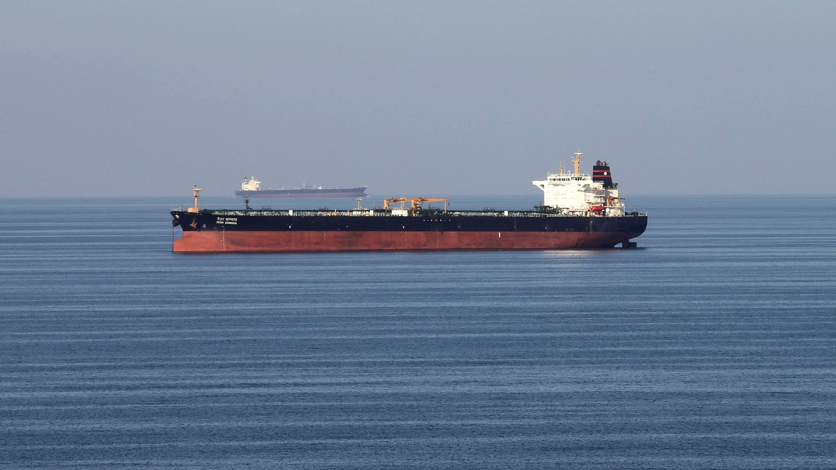 El tráfico marítimo en Ormuz se paralizó casi por completo mientras EEUU e Irán discuten por el control del estrecho