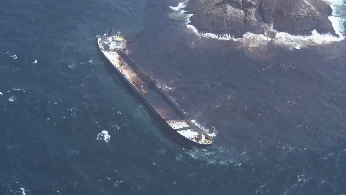 El derrame de petróleo provocado por un buque de la flota fantasma rusa ya afecta 12 kilómetros de playas en Omán