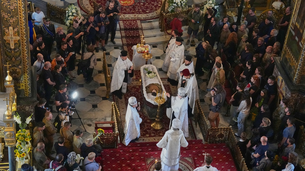 Ucrania rindió homenaje al “recolector de almas”, que murió recuperando cadáveres de la guerra