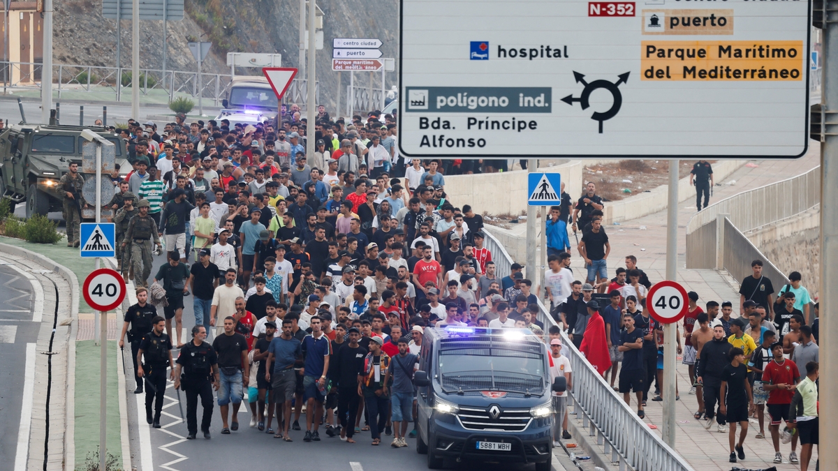 Última hora de la crisis migratoria de Ceuta y el cruce masivo de la frontera, en directo | Ascienden a 67 los cadáveres de migrantes recuperados y casi 70.000 personas han vuelto a Marruecos