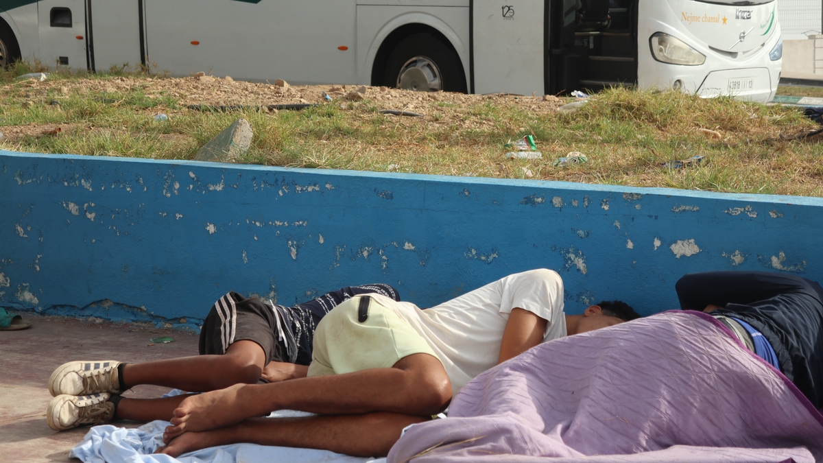Tras la crisis migratoria, llega el desafío humanitario: con los servicios al límite y cientos de menores a la intemperie, Ceuta afronta una “catástrofe asistencial”