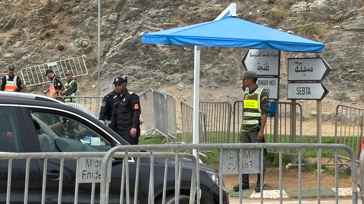 Marruecos frustra un intento de alcanzar Ceuta de cientos de migrantes subsaharianos mientras la zona fronteriza amanece tranquila