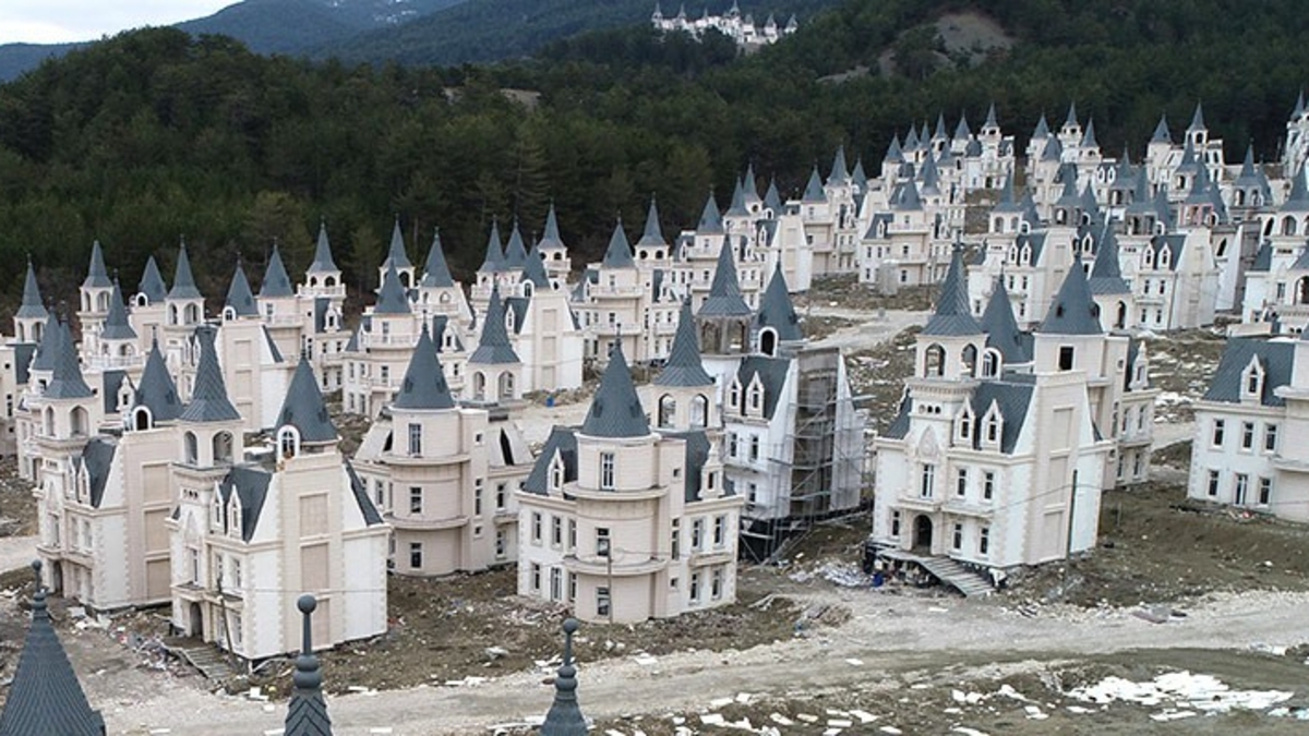 Fueron diseñados para jeques que soñaban con un cuento de hadas turco, pero hoy son ruinas virales: los 732 castillos de Burj Al Babas
