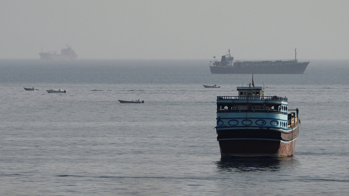 Los rebeldes hutíes forzaron el cambio de rumbo de seis petroleros saudíes: deberán rodear África para evitar el mar Rojo