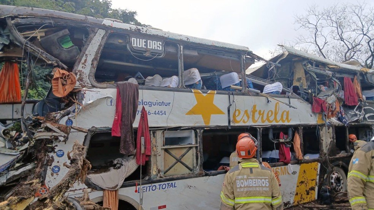 Trágico accidente en Brasil: diez personas murieron tras volcar un autobús con 47 pasajeros en la sierra de Río de Janeiro