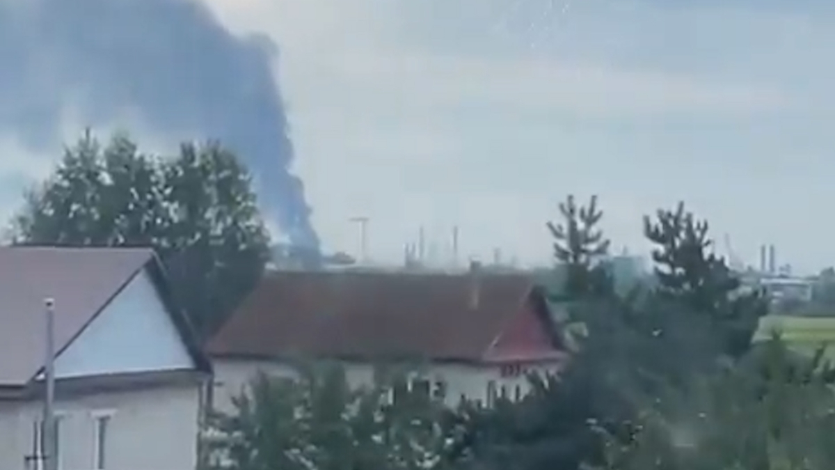 Ucrania atacó una refinería al oeste de los Urales y un aeródromo militar en Volgogrado