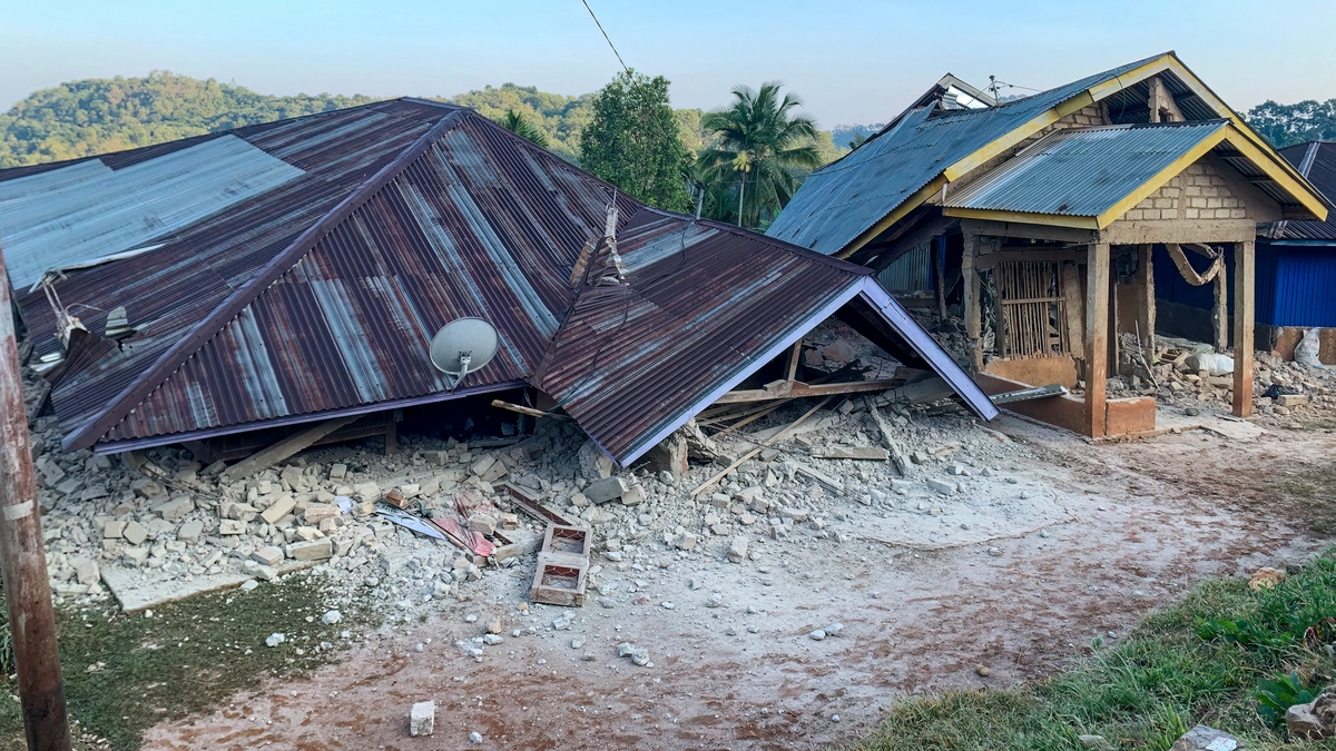 Un terremoto de magnitud 7,7 sacudió la costa de Indonesia: desactivaron la alerta de tsunami