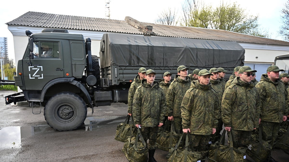 Rusia realiza ejercicios mientras Putin medita una nueva movilización militar y crece el éxodo de posibles reclutas