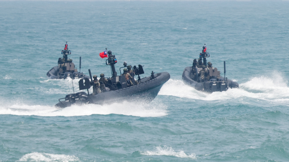 Taiwán realizó un simulacro militar de ataque costero con drones y lanchas ante la presión del régimen chino