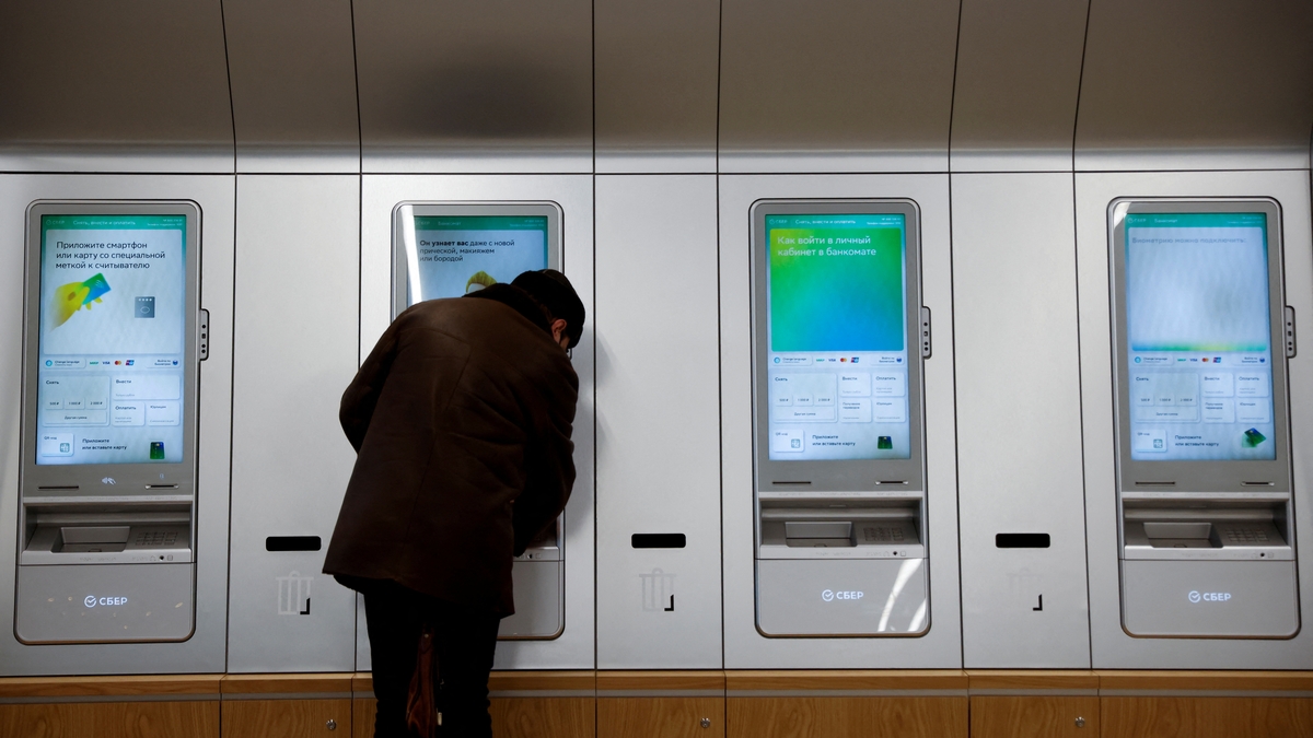 Los rusos retiran miles de millones de sus bancos por temor a que el Kremlin confisque los depósitos para la guerra