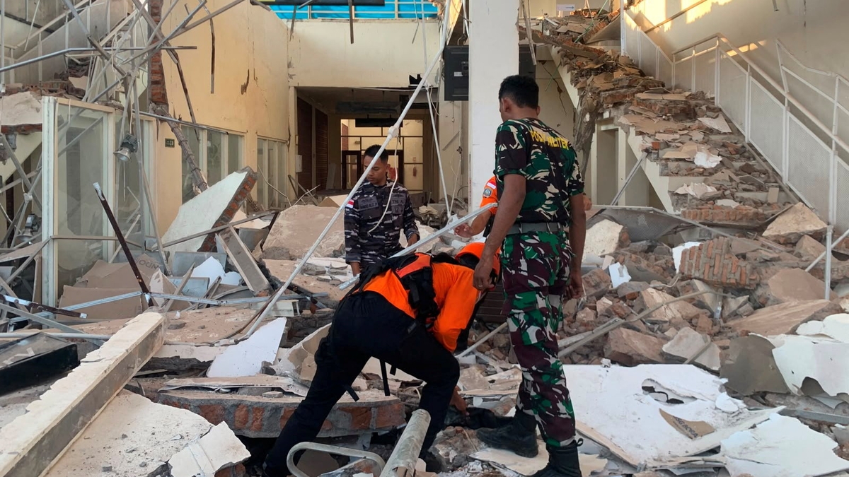 Los videos más estremecedores del fuerte terremoto que generó pánico en una isla de Indonesia