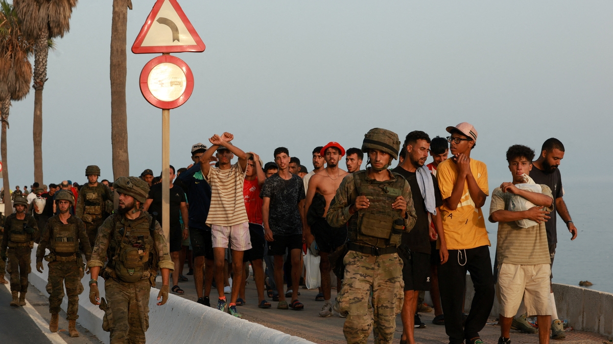 Los expertos sitúan Ceuta como la primera operación híbrida exitosa en Europa tras los ‘hombrecillos verdes’ que ocuparon Crimea en 2014