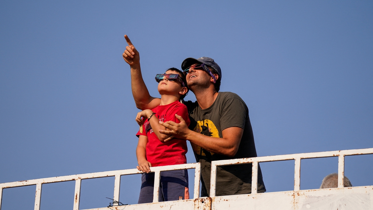 Cómo se ha vivido el eclipse solar total en España, en imágenes