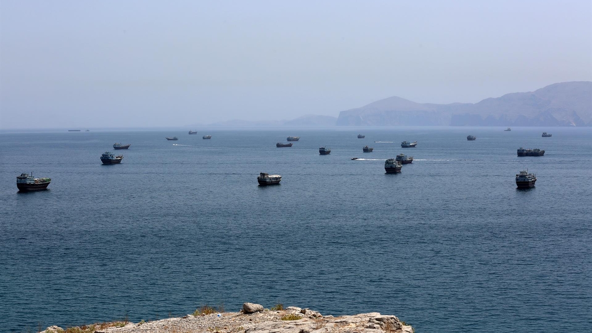 La agencia marítima británica informó que un proyectil impactó contra un buque cisterna frente a las costas de Omán