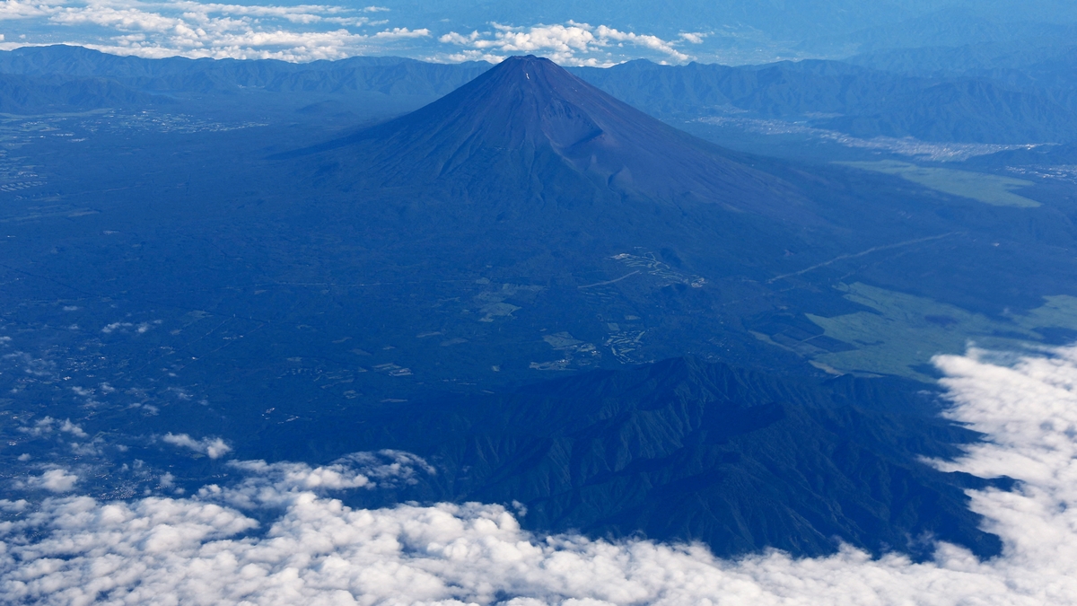 Un hombre dejó solo a su hijo de 7 años en el Monte Fuji, el pico más alto de Japón, para seguir escalando: “Es inaceptable”