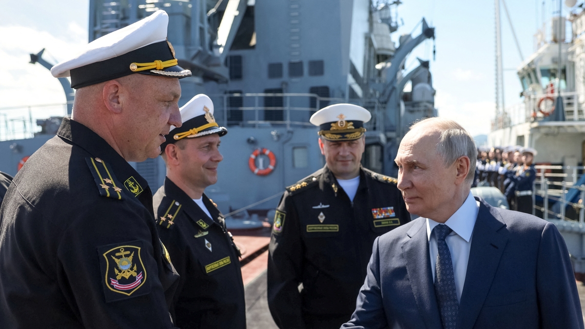 Contundente respuesta de Takaichi a la visita de Putin a las islas Kuriles en un buque de guerra: “Son parte de Japón”