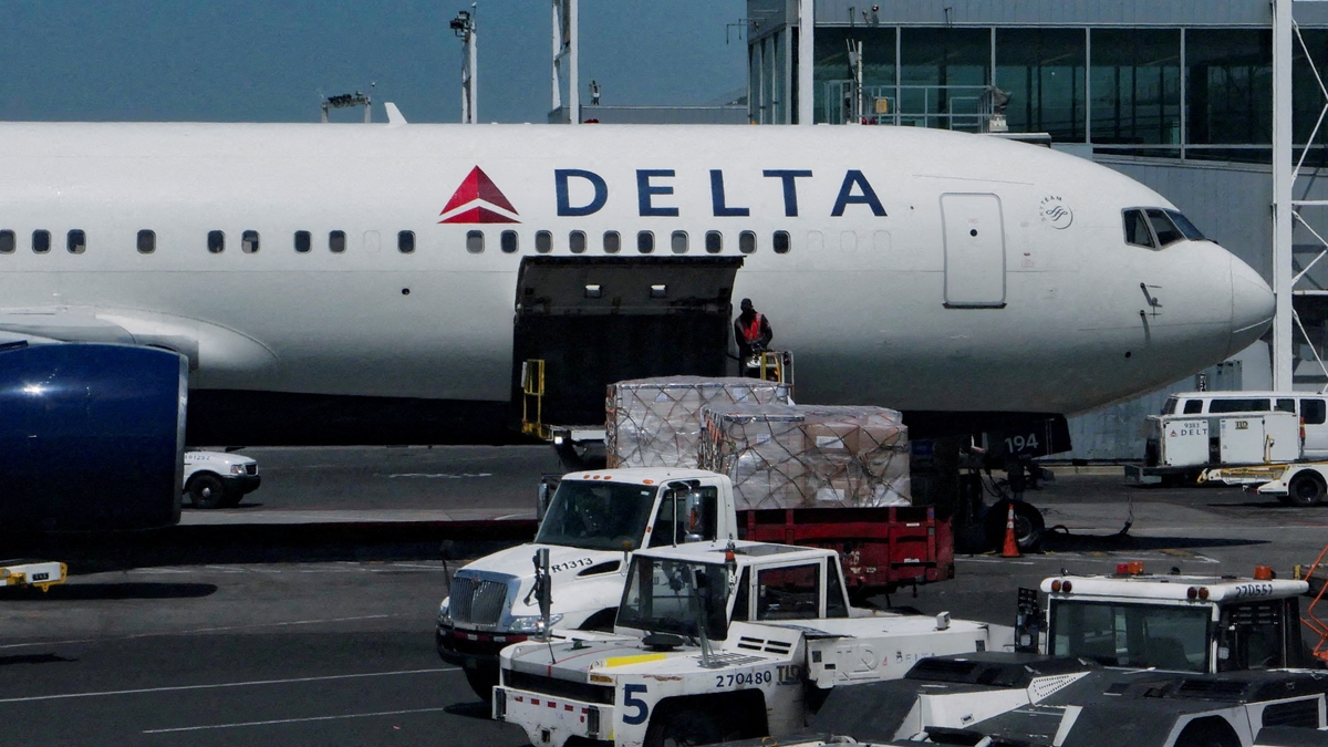 “Necesitamos desembarcar de inmediato”: un vuelo de Delta realizó un aterrizaje de emergencia en Atlanta tras reportes de humo en la cabina