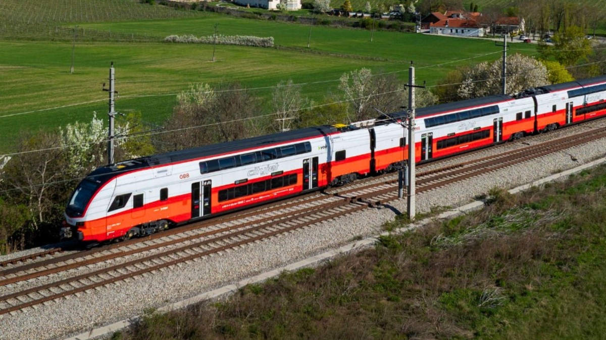 Ya operan modernos trenes de dos pisos: Pueden trasladar a más de 500 pasajeros y cuentan con mayor eficiencia energética
