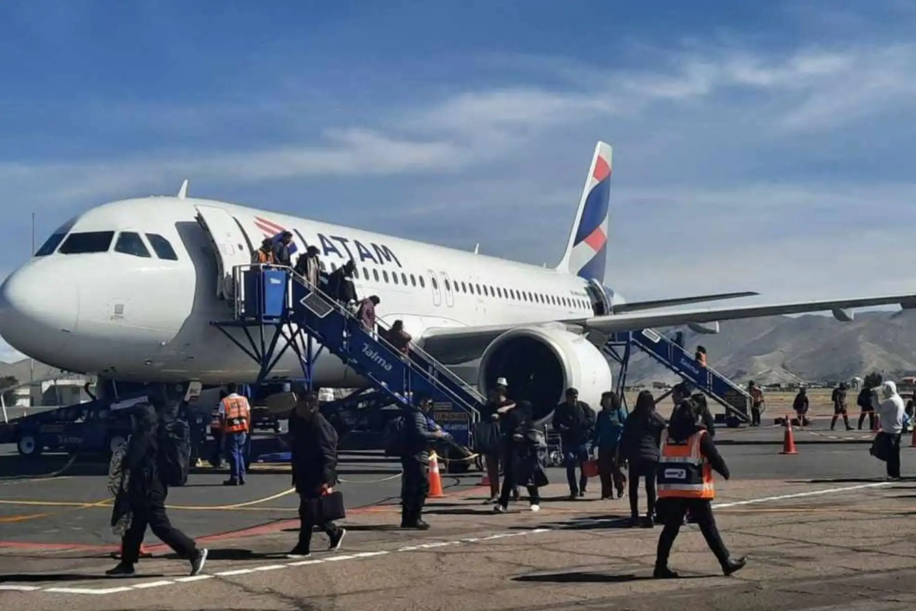 Evaluarán promover rutas aérea de Juliaca a Bolivia para potenciar turismo en Puno
